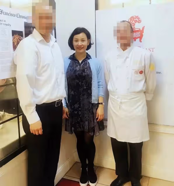 陳沖定居美國太愜意,戴黃金現身飯店顯富貴,戲骨尤勇智罕見露面