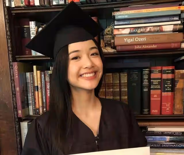 陳沖定居美國太愜意,戴黃金現身飯店顯富貴,戲骨尤勇智罕見露面