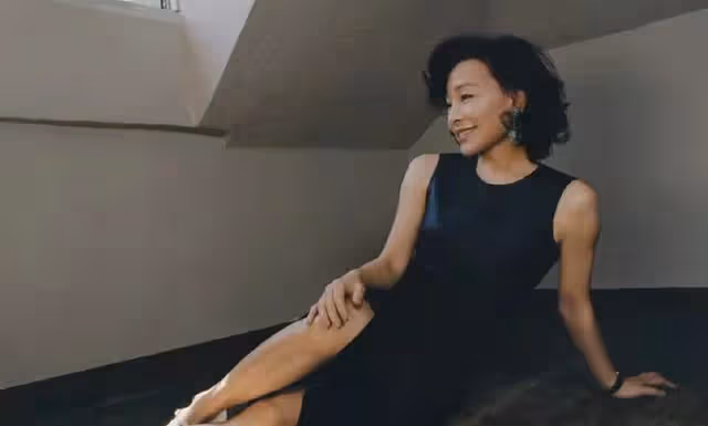 陳沖定居美國太愜意,戴黃金現身飯店顯富貴,戲骨尤勇智罕見露面