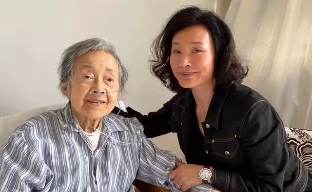 陳沖定居美國太愜意,戴黃金現身飯店顯富貴,戲骨尤勇智罕見露面