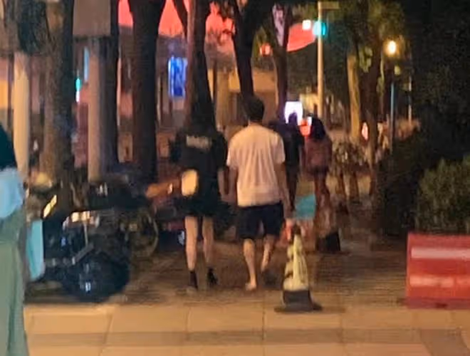 何猷君為奚夢瑤移居上海!兩人街頭散步十指緊扣,女方美到亮眼
