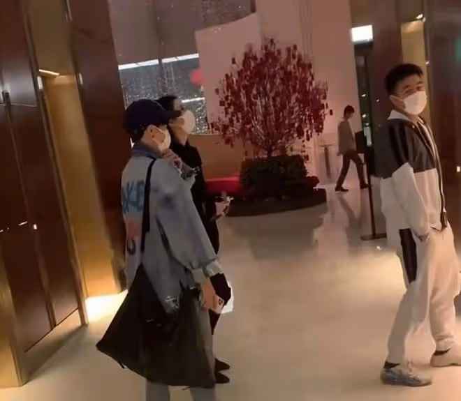何猷君為奚夢瑤移居上海!兩人街頭散步十指緊扣,女方美到亮眼