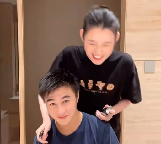 何猷君為奚夢瑤移居上海!兩人街頭散步十指緊扣,女方美到亮眼