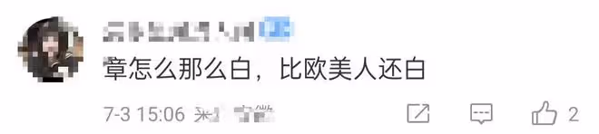 章澤天出席奢侈品晚宴,穿弔帶裙秀一字鎖骨,皮膚白到發光好搶眼