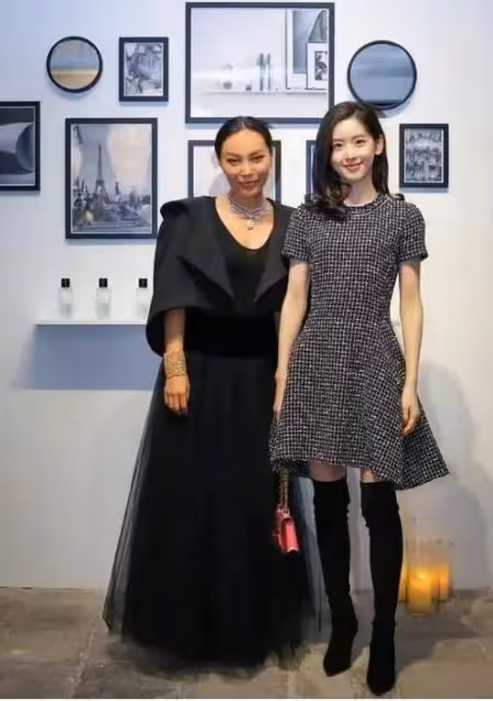 章澤天出席奢侈品晚宴,穿弔帶裙秀一字鎖骨,皮膚白到發光好搶眼