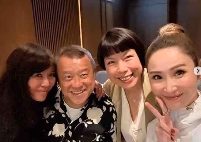 曾志偉成龍聚會,臉通紅與女人貼臉笑開花,現場有三位女性作陪