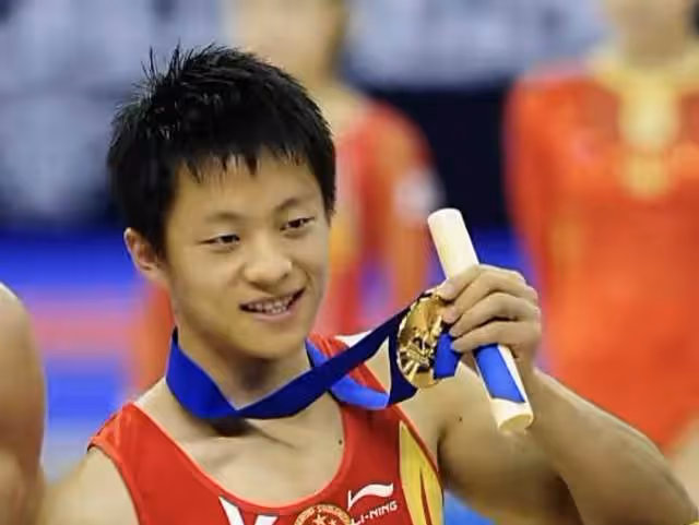 體操世界冠軍張宏濤曬裸照!一絲不掛站浴室,被舉報封號怒斥網友