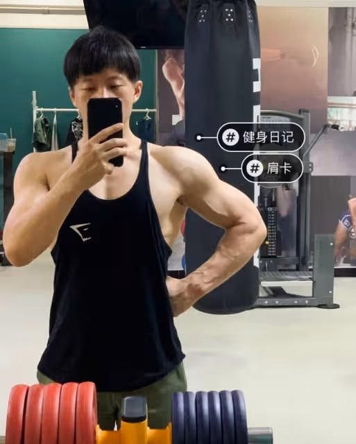 體操世界冠軍張宏濤曬裸照!一絲不掛站浴室,被舉報封號怒斥網友
