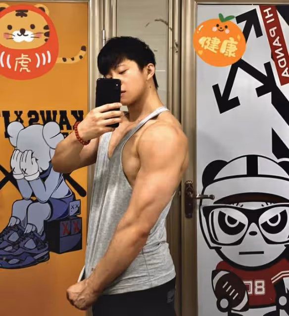 體操世界冠軍張宏濤曬裸照!一絲不掛站浴室,被舉報封號怒斥網友