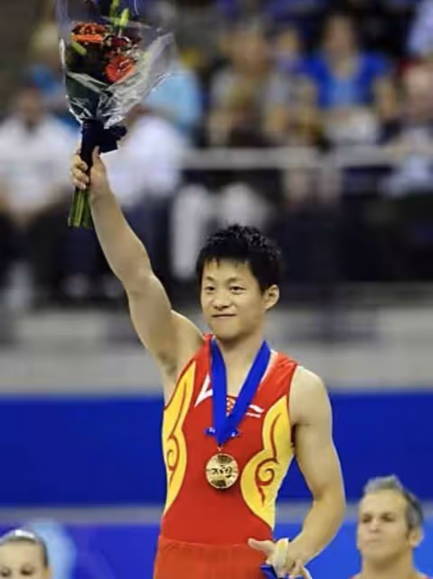 體操世界冠軍張宏濤曬裸照!一絲不掛站浴室,被舉報封號怒斥網友