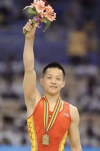 體操世界冠軍張宏濤曬裸照!一絲不掛站浴室,被舉報封號怒斥網友