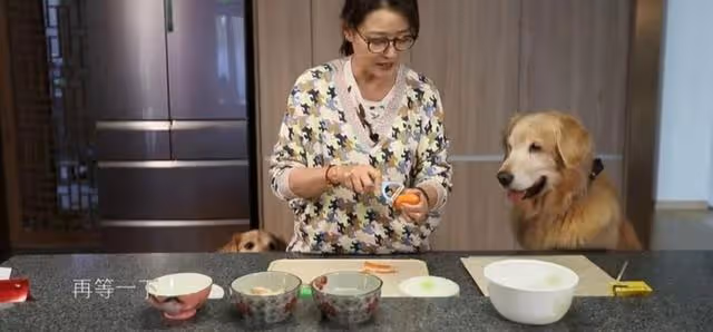 生活自在!55歲知名港星定居北京20年,住萬尺別墅享受單身生活
