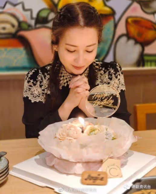 閃盲眼!麥雅致生日 老公張頴康送「肉嘴」
