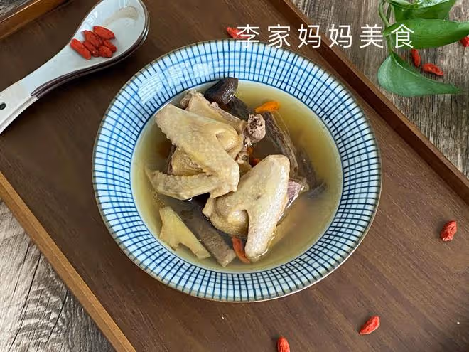 入伏前，如果有條件，這湯要多喝，滋補潤燥又營養，元氣滿滿度夏