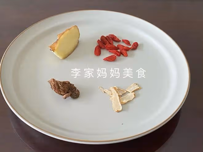入伏前，如果有條件，這湯要多喝，滋補潤燥又營養，元氣滿滿度夏