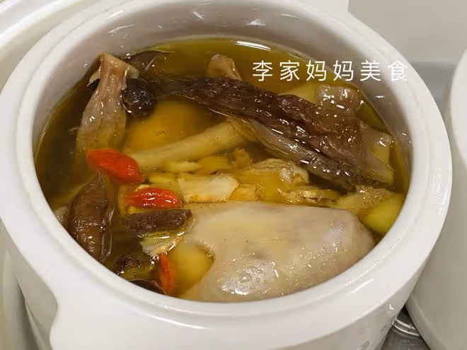 入伏前，如果有條件，這湯要多喝，滋補潤燥又營養，元氣滿滿度夏