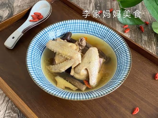 入伏前，如果有條件，這湯要多喝，滋補潤燥又營養，元氣滿滿度夏