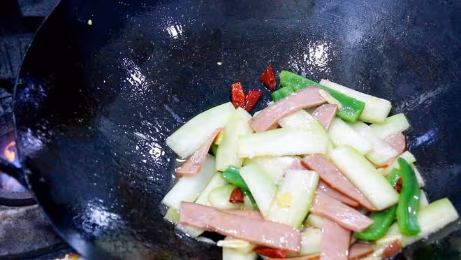 小暑將至，別忘了「吃3瓜喝1湯」，應季而食，清涼消暑好過夏