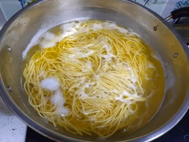 做涼麵，最忌出鍋過涼水，學會小吃店的做法，麵條勁道香入味