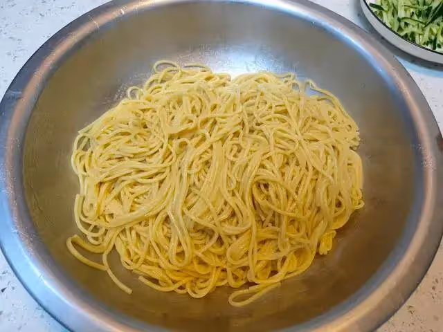 做涼麵，最忌出鍋過涼水，學會小吃店的做法，麵條勁道香入味