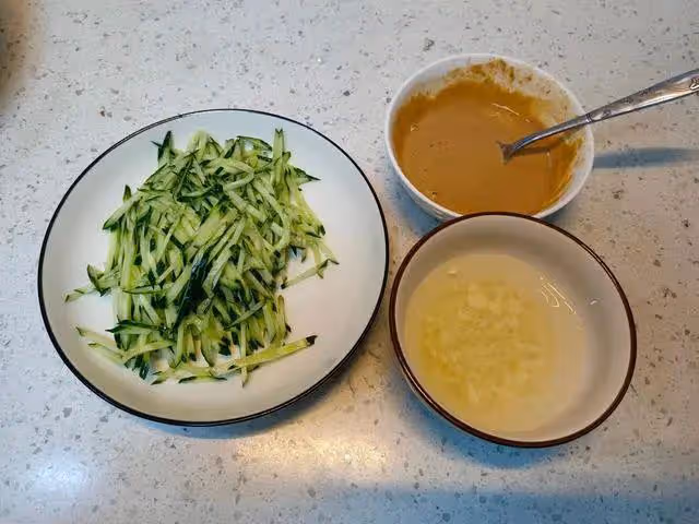 做涼麵，最忌出鍋過涼水，學會小吃店的做法，麵條勁道香入味