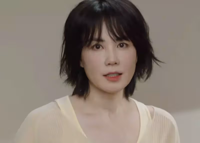 王菲近照露鎖骨秀性感,52歲天后氣場不足,清瘦像女版傑克遜,網友:辛苦謝霆鋒了