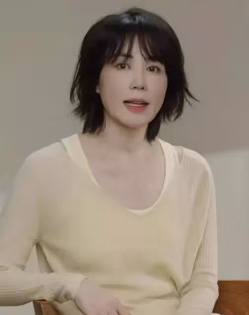 王菲近照露鎖骨秀性感,52歲天后氣場不足,清瘦像女版傑克遜,網友:辛苦謝霆鋒了
