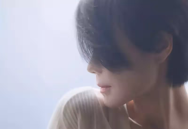 王菲近照露鎖骨秀性感,52歲天后氣場不足,清瘦像女版傑克遜,網友:辛苦謝霆鋒了