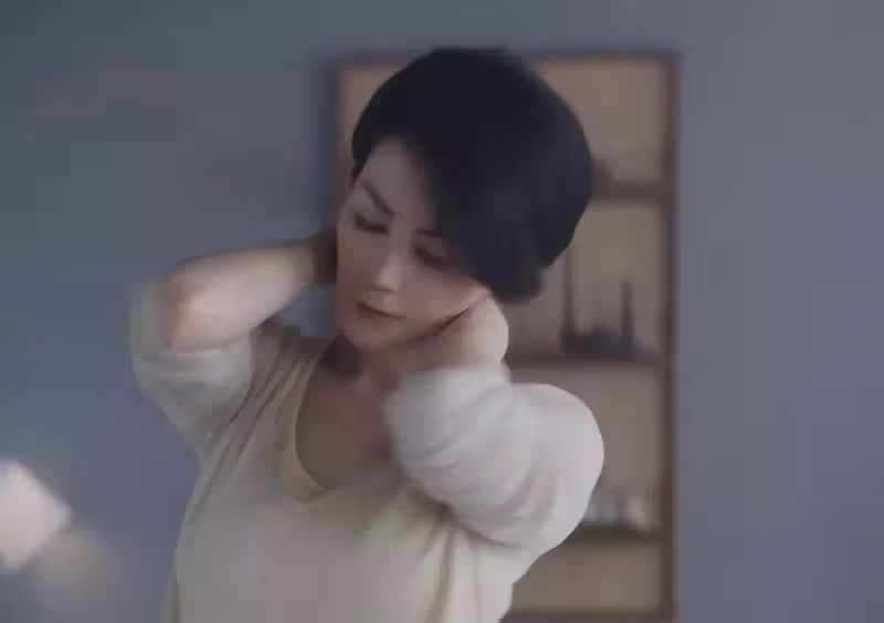 王菲近照露鎖骨秀性感,52歲天后氣場不足,清瘦像女版傑克遜,網友:辛苦謝霆鋒了