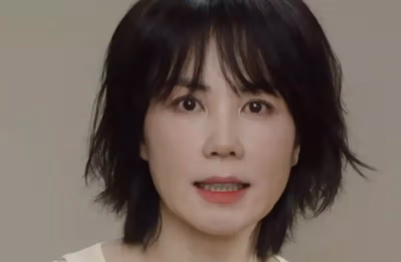 王菲近照露鎖骨秀性感,52歲天后氣場不足,清瘦像女版傑克遜,網友:辛苦謝霆鋒了