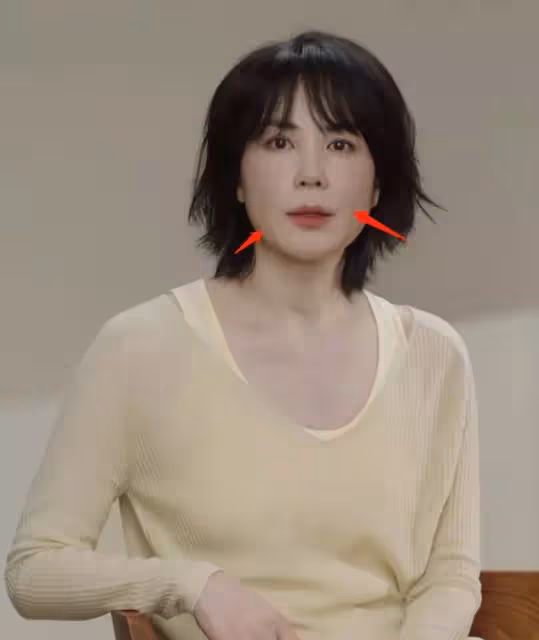 王菲近照露鎖骨秀性感,52歲天后氣場不足,清瘦像女版傑克遜,網友:辛苦謝霆鋒了