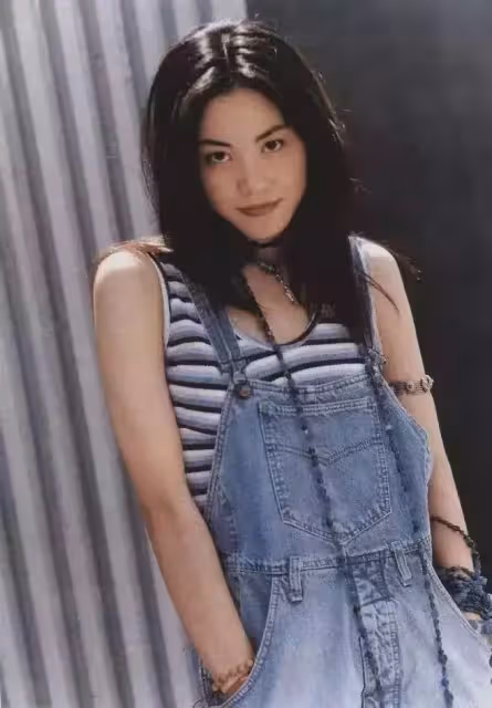 王菲近照露鎖骨秀性感,52歲天后氣場不足,清瘦像女版傑克遜,網友:辛苦謝霆鋒了