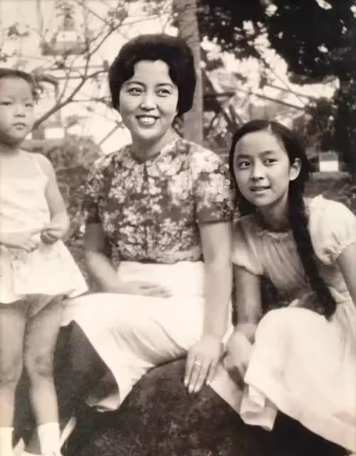 甄珍為兒做30年「假面夫妻」,兒長大棄謝賢嫁名導,變身保姆為兒鋪路:今後專注自己人生