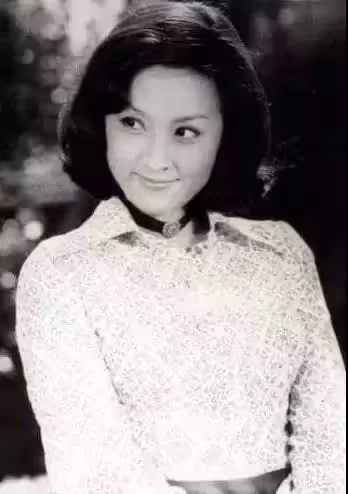 甄珍為兒做30年「假面夫妻」,兒長大棄謝賢嫁名導,變身保姆為兒鋪路:今後專注自己人生