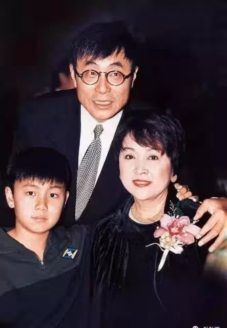 甄珍為兒做30年「假面夫妻」,兒長大棄謝賢嫁名導,變身保姆為兒鋪路:今後專注自己人生