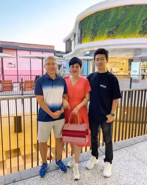 一家三口166天團圓!崔佩儀爆「19歲兒」才拿駕照,老公就送「百萬敞篷車」開車讓她尖叫不止 自豪:能吃苦的男人最帥