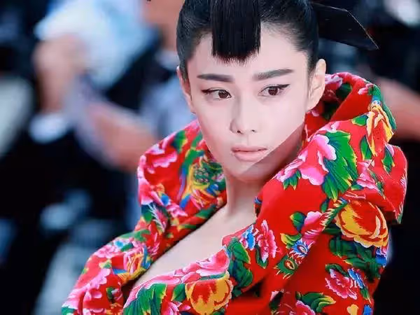 有種紅毯尷尬叫「得罪造型師」,寧靜光頭上陣,章子怡穿肚兜,網友:衣品見人品