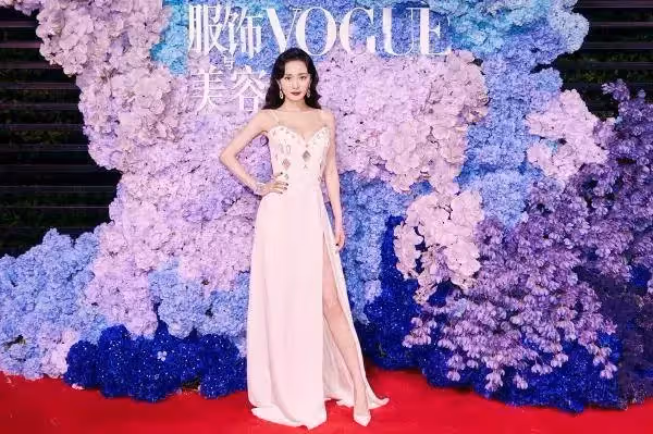 有種紅毯尷尬叫「得罪造型師」,寧靜光頭上陣,章子怡穿肚兜,網友:衣品見人品