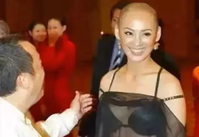 有種紅毯尷尬叫「得罪造型師」，寧靜光頭上陣，章子怡穿肚兜，網友：衣品見人品