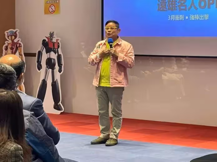 即將邁入60歲的許效舜,「錄影三天變一天」僅剩一個主持棒!樂在其中 「砸百萬轉行」也不忘進修自我!