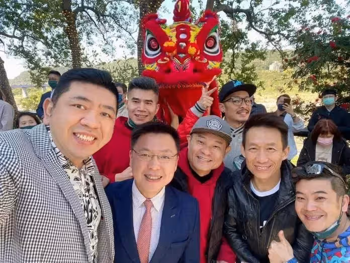 即將邁入60歲的許效舜,「錄影三天變一天」僅剩一個主持棒!樂在其中 「砸百萬轉行」也不忘進修自我!