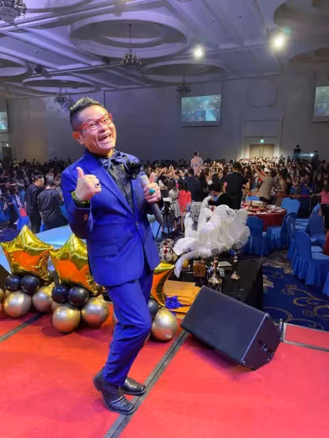 即將邁入60歲的許效舜,「錄影三天變一天」僅剩一個主持棒!樂在其中 「砸百萬轉行」也不忘進修自我!