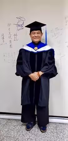 即將邁入60歲的許效舜,「錄影三天變一天」僅剩一個主持棒!樂在其中 「砸百萬轉行」也不忘進修自我!