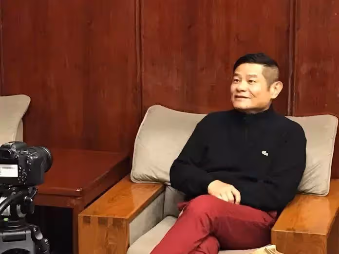 即將邁入60歲的許效舜,「錄影三天變一天」僅剩一個主持棒!樂在其中 「砸百萬轉行」也不忘進修自我!