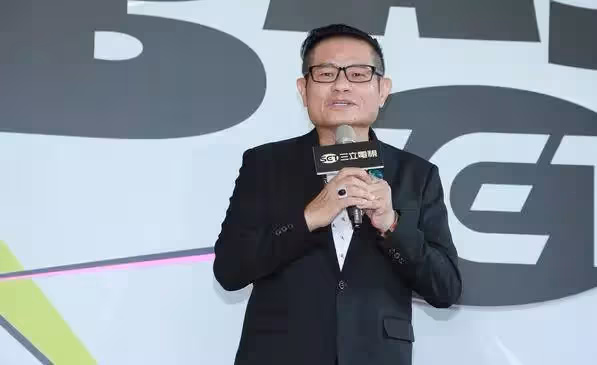 即將邁入60歲的許效舜,「錄影三天變一天」僅剩一個主持棒!樂在其中 「砸百萬轉行」也不忘進修自我!