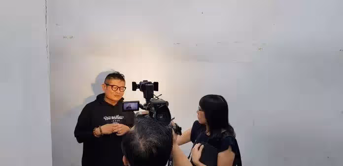 即將邁入60歲的許效舜,「錄影三天變一天」僅剩一個主持棒!樂在其中 「砸百萬轉行」也不忘進修自我!