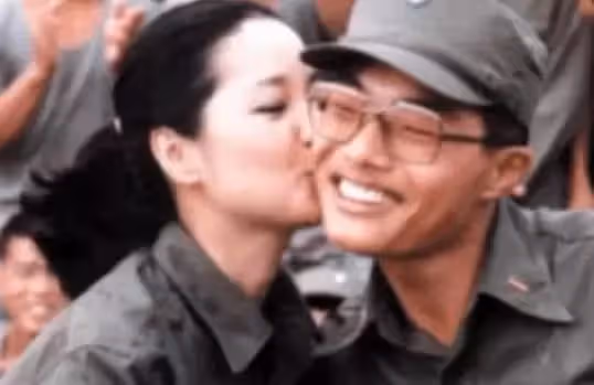 幸運之吻!30年前被女神「鄧麗君親吻的士兵」 堅持只洗半邊臉,合照放手機幾十年,「今變身集團總經理」網羨:好勵志
