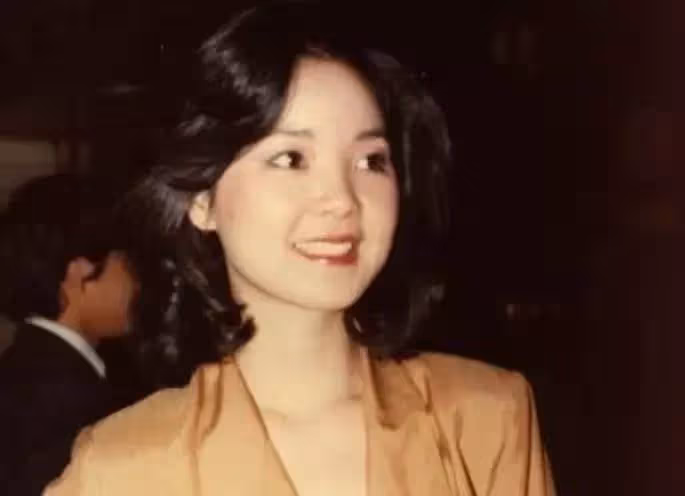 幸運之吻!30年前被女神「鄧麗君親吻的士兵」 堅持只洗半邊臉,合照放手機幾十年,「今變身集團總經理」網羨:好勵志