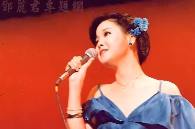 幸運之吻!30年前被女神「鄧麗君親吻的士兵」 堅持只洗半邊臉,合照放手機幾十年,「今變身集團總經理」網羨:好勵志