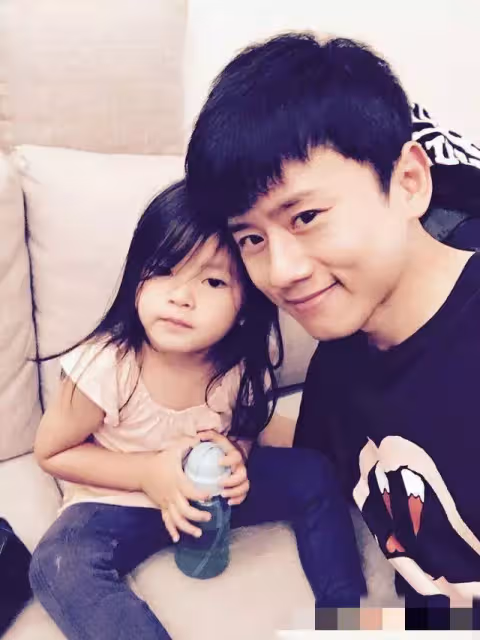 阿雅全家出遊近照,活佛老公低調送老婆千萬豪宅,女兒漂亮成家寶!